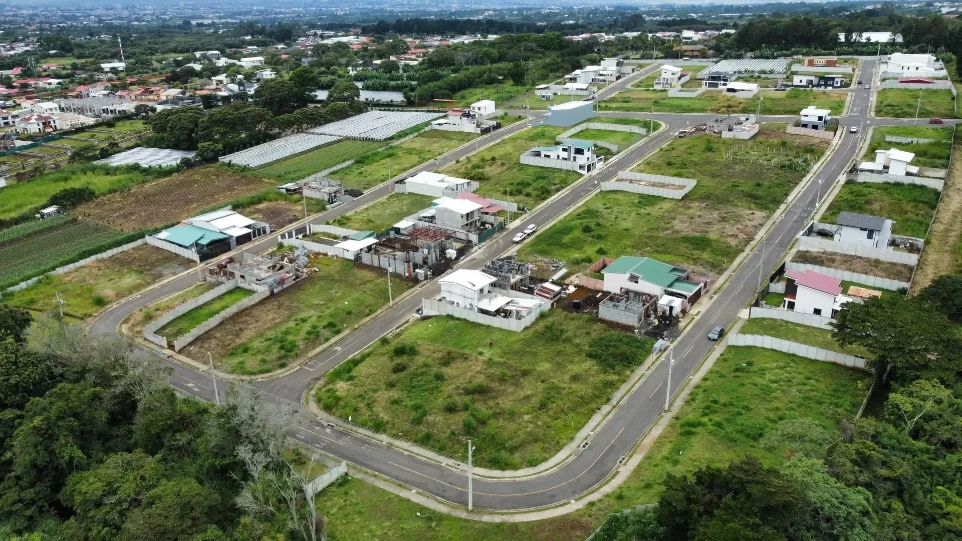 Vista panorámica de un ambicioso proyecto urbanístico, ejecutado con excelencia por nuestra desarrolladora inmobiliaria. Toma aérea panorámica de un desarrollo urbanístico en crecimiento, con calles y lotes listos.