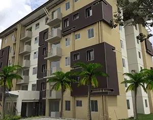Edificio de apartamentos de diseño contemporáneo con amplios balcones privados, un proyecto más de nuestra desarrolladora inmobiliaria. Moderno complejo de apartamentos residenciales con balcones y áreas verdes, construido por nuestra desarrolladora inmobiliaria.