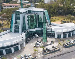 Complejo comercial multiusos con vibrantes vitrinas a pie de calle, desarrollado con visión por nuestra desarrolladora inmobiliaria. Moderno edificio comercial con locales en planta baja y oficinas en pisos superiores, hecho por nuestra desarrolladora inmobiliaria.